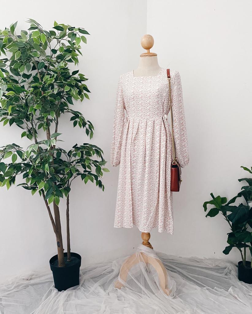 Square Neck Floral Tunic – Romantic & Modest Fit
by Samiha Apparels